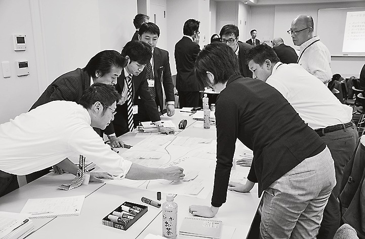チームディスカッションでは各自が考える分析や課題を紙に書き起こし、皆で議論し合うなどした