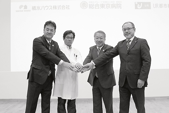 協働で計画を推進(左から篠崎支店長、渡邉院長、田中区長、田中本部長)
