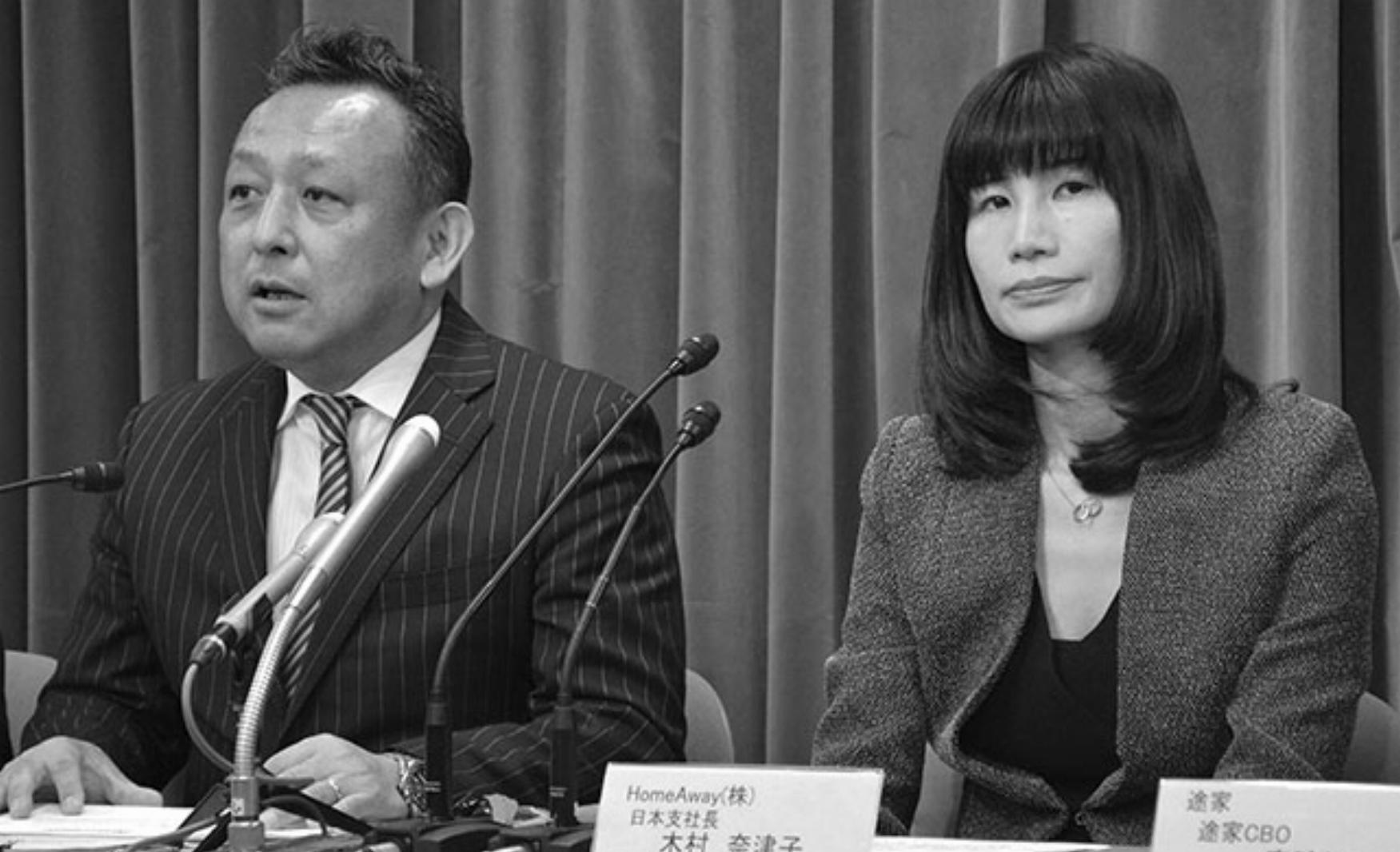 会見で質問に答える上山社長（左）と木村日本支社長