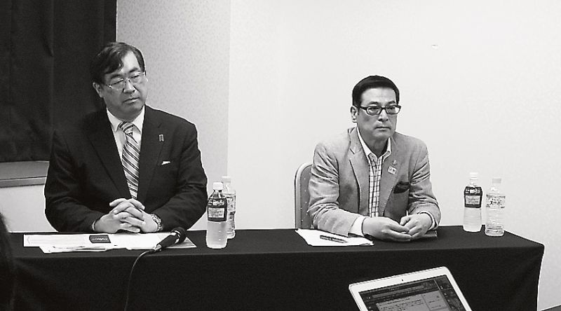 記者発表会に臨む松田学理事長(左)と仲西宏之代表理事