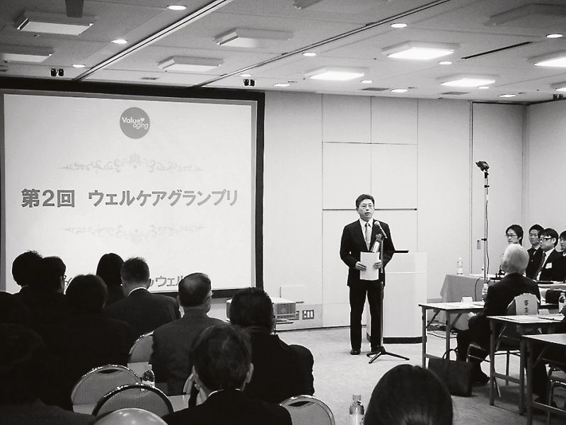 あいさつする金井岳弘社長