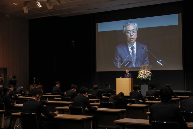 感染防止対策をした会場とオンラインで行った森ビルの入社式