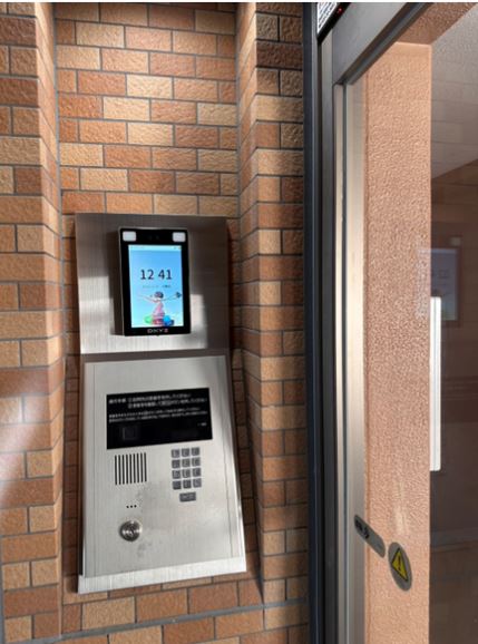 DXYZ、顔認証プラットフォーム 明和地所の賃貸マンションに導入