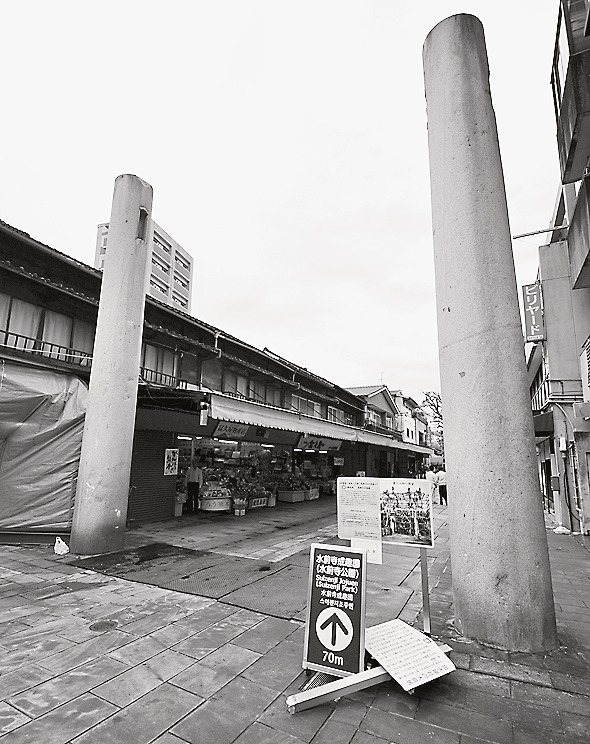 市内の水前寺公園に通じる大鳥居と石塔が崩壊した様子(5月6日撮影)