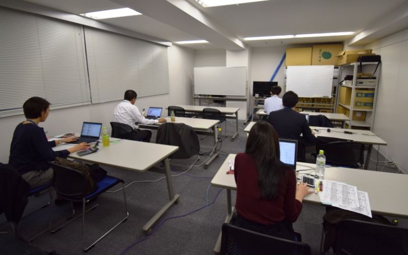 グループの会議室を活用したサテライトオフィス