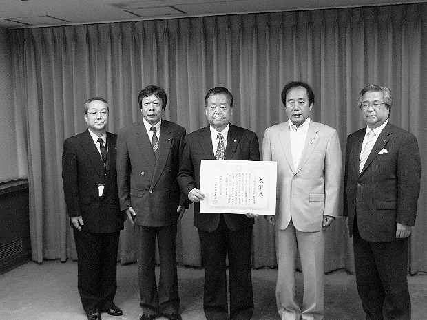 中央が三輪会長と上田知事