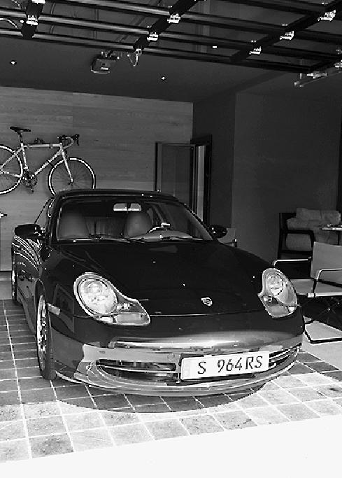 ポルシェ９１１が置かれているビルトインガレージ