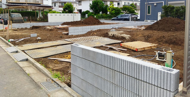 建設現場では職人不足で工事が遅れがちになっている