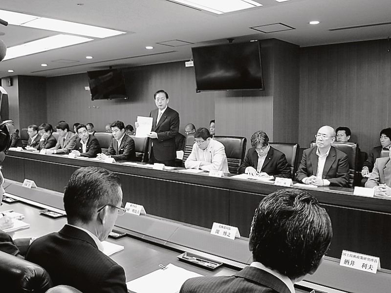 社会資本老朽化対策会議で資料を示す太田昭宏国交相