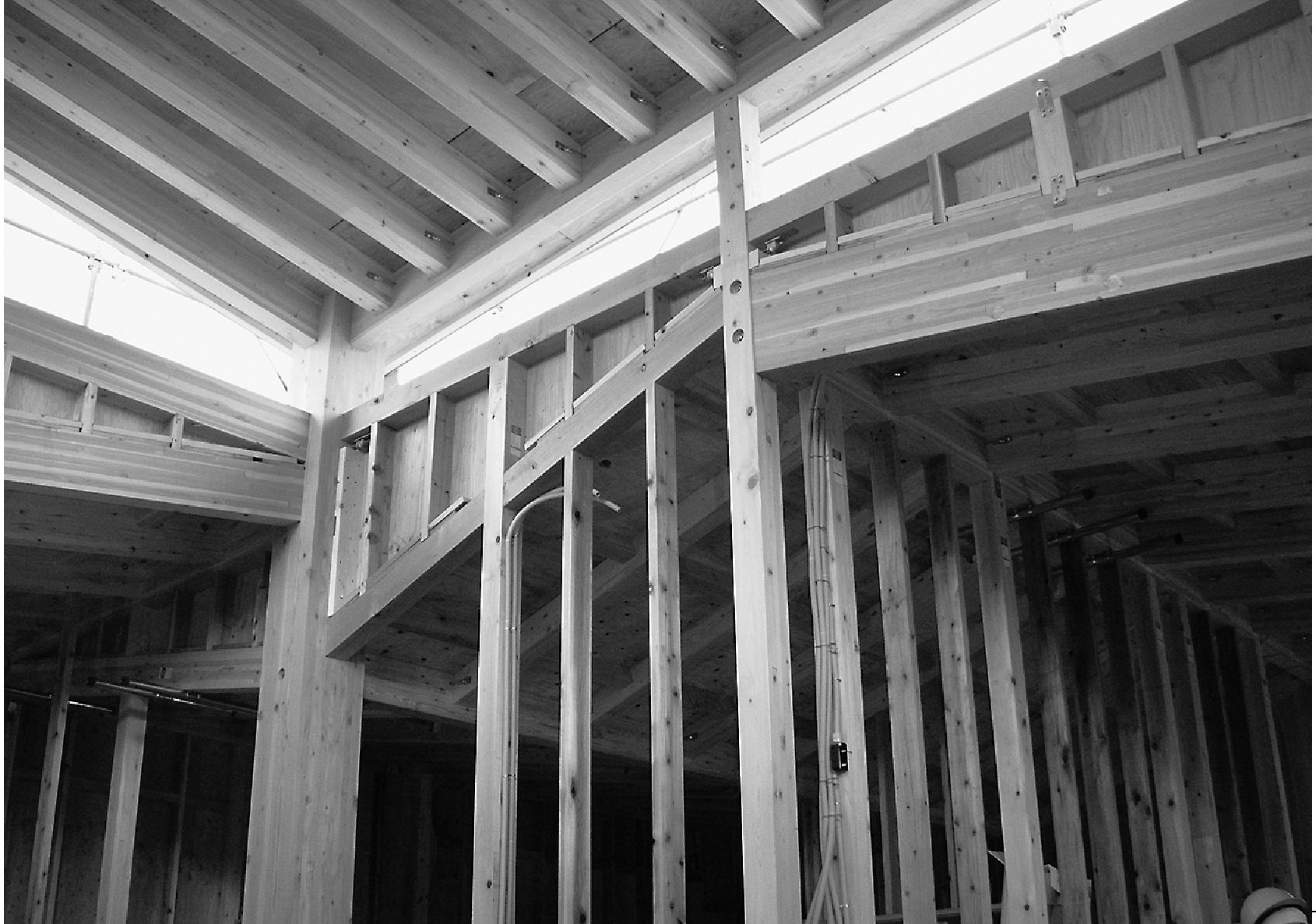 建設中の「洋光台南第一住宅管理事務所棟」。建物中央部のフリースペースの四隅には360角のベイマツ集成材の通し柱