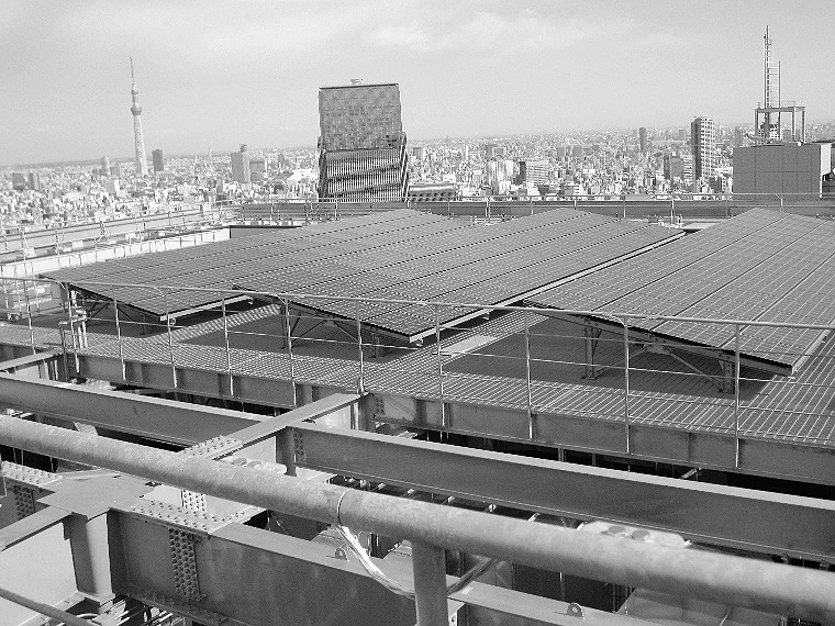大規模オフィスビルでは太陽光発電の導入など環境対応が進んでいる