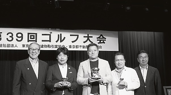 左から瀬川会長、2位の石井氏、優勝の佐藤氏、3位の石山氏、大会実行委員長の桑原氏