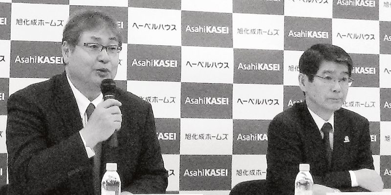 「建て替えを軸にストックの更新に注力する」と語る川畑社長(左)、池田会長(右)