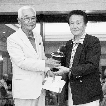 千代田中央300回記念大会、写真(左)が石井氏