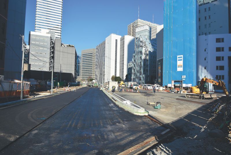 >「マッカーサー道路」と称されていた環状二号線は、都心を通る大動脈となる。未着工部分を含む「環状二号線新橋周辺・赤坂・六本木地域」が、都市再生緊急整備地域に指定されてから11年半。課題となっていた「新橋~虎ノ門」の整備が着実に進んでいる。完成により都心部の交通渋滞の緩和と、臨海部を含む沿道開発の誘発効果が期待されている。<今回の再開発のシンボル「虎ノ門ヒルズ」。地上52階建ての複合ビルで年内に竣工する予定