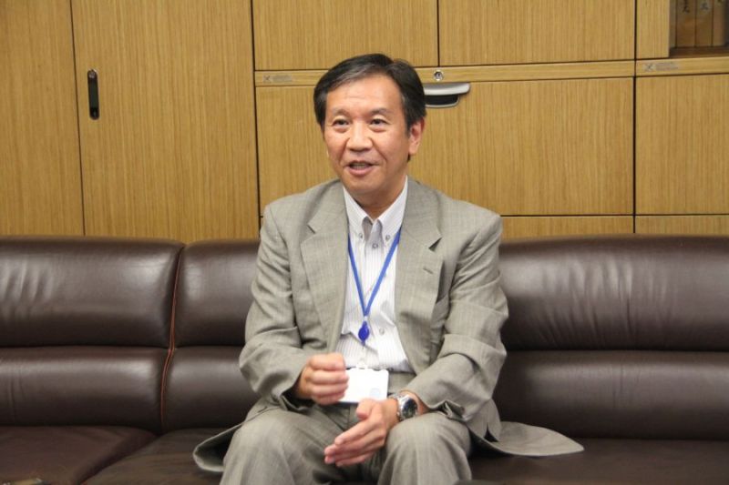 建物背面に電柱を集約し、公道はすっきりとした景観に