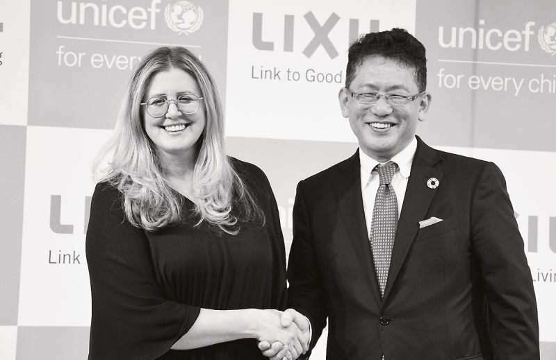 ホール事務局次長（左）と瀬戸社長