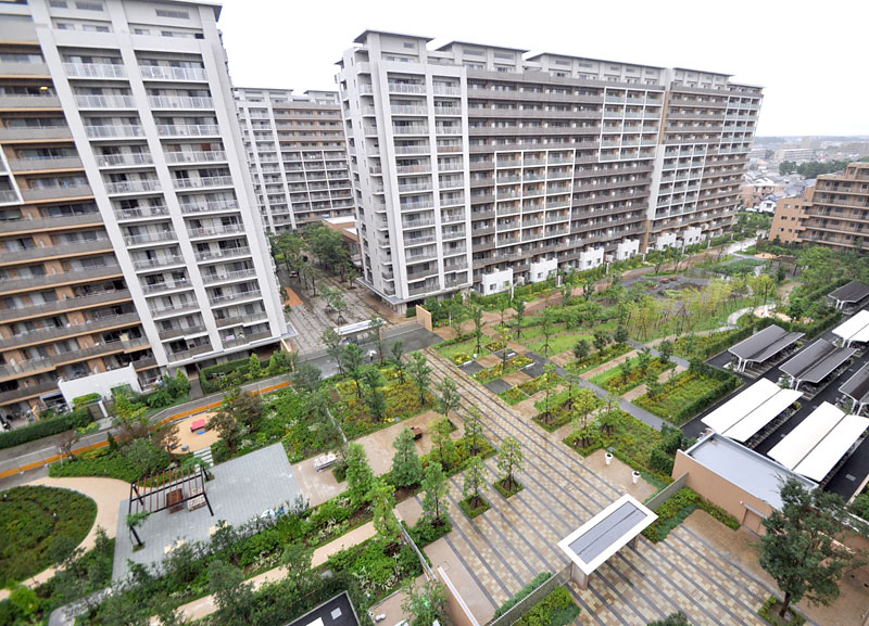 最初の分譲開始から約7年の歳月をかけて完成した大規模マンション「ユトリシア」。約6.6万m2の広大な開発面積を生かしたランドスケープが特徴だ