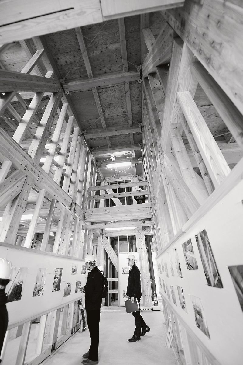 ２時間耐火部材を使った木造５階建て賃貸住宅「イニエ南笹口」（新潟市）。建築主の大和不動産（本社・新潟市、眞島哲社長）が昨年開いた上棟見学会の様子