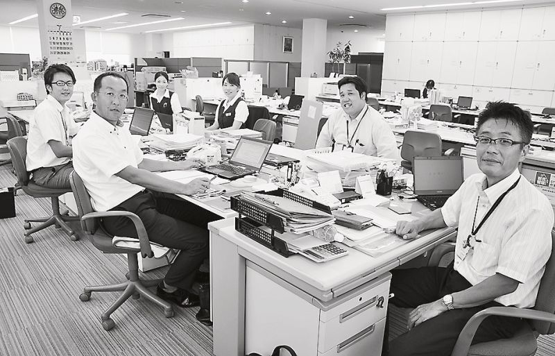 オーナーへ資産活用を提案する地域開発課。亀島課長(右端)は「以前までだと考えられない提案をできるまでに皆が成長した」と手応えを語る