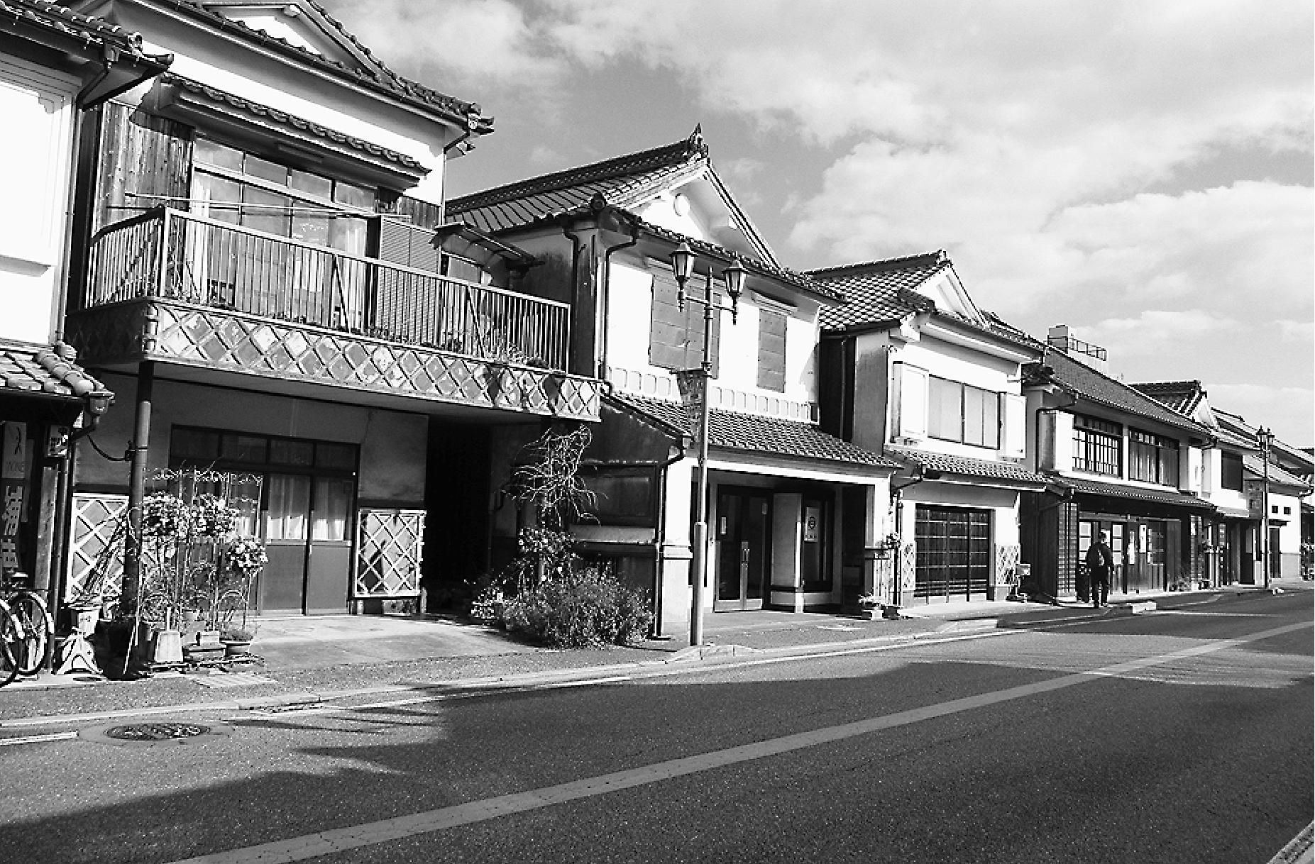 白壁の店舗兼住宅が連なる