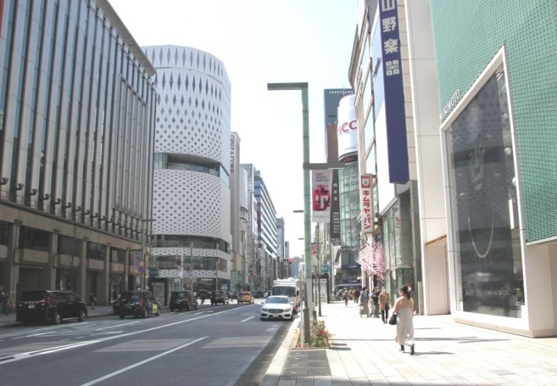 銀座中央通り。一時期の観光バスの列や外国人観光客の姿は見られない。昼前の4丁目交差点付近ではマスク姿の人々が行き交っていた(3月24日撮影)