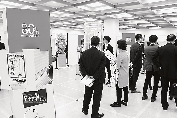歴史や歴代代表製品をパネルで展示