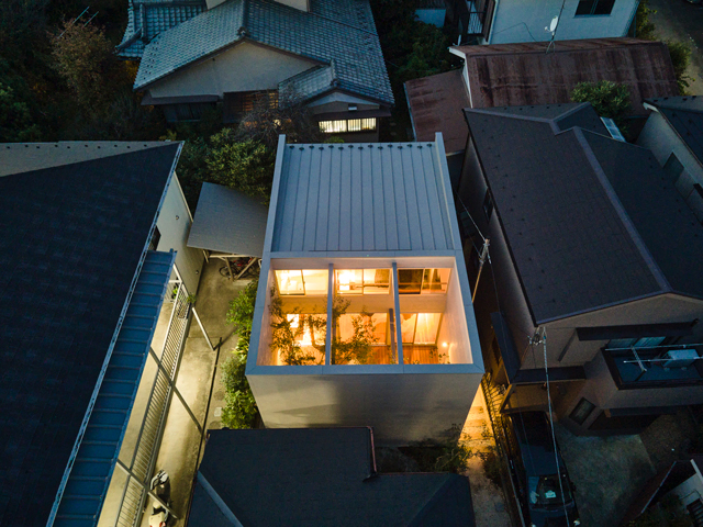 シンプルな外観で街の美観に配慮(写真提供は「AKIRA NAKAMURA」)