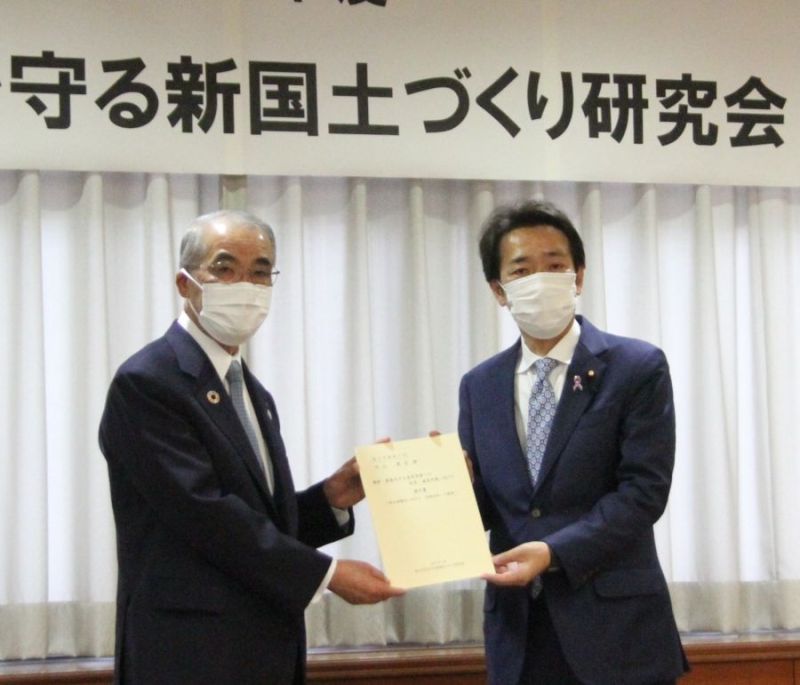 中村長崎県知事(左)から中山国交副大臣に提言書が手交された