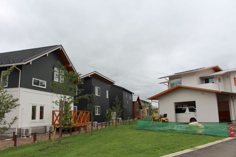 会場にはモデルハウスが建ち並ぶ