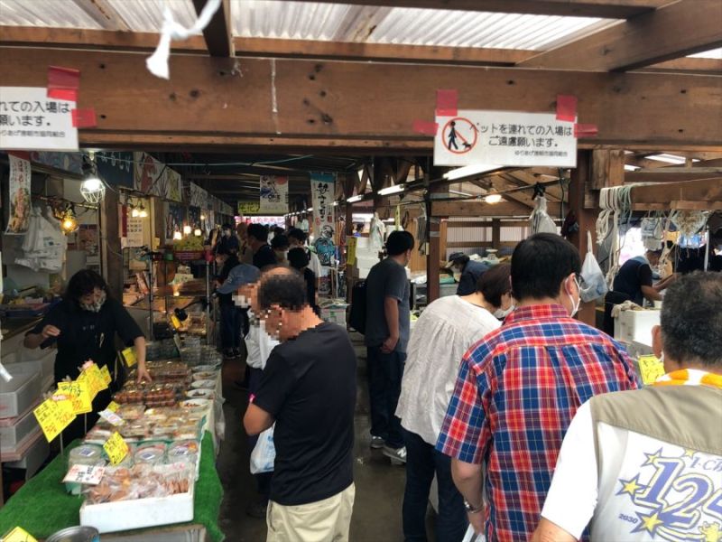 「ゆりあげ港朝市」。撮影日は雨だったが、にぎやかだった