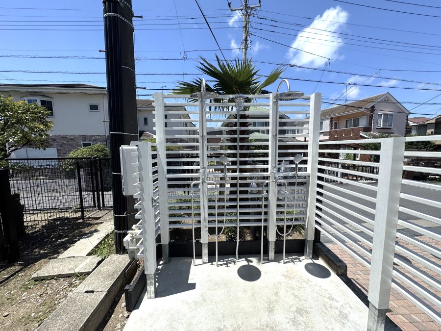 「コンフォリア・リヴ湘南鵠沼」で設けられた屋外のシャワー施設。給湯器を備え、お湯が出る。(筆者撮影)