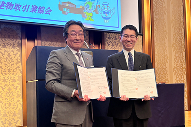草間会長(左)と崎山刑事部長