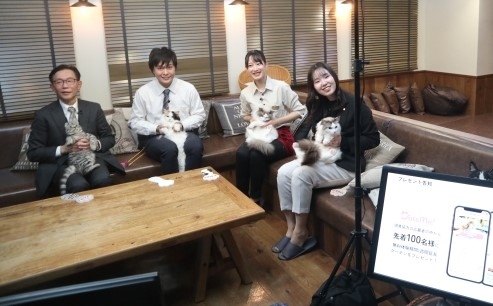 番組は猫カフェ「モカラウンジ池袋東口店」で収録。左から帝京科学大・岩花教授、ケアロジー河本直樹CTO、庵前桃子同店店長、オープンハウス・ディベロップメントの大野七海氏が出演