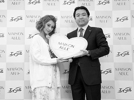 ダレノガレ明美さんにプレゼントを渡した梁瀬社長(右)