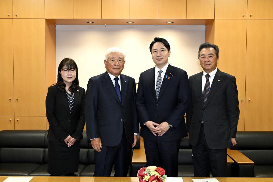 写真は右から、野口文男幹事長、小倉將信内閣府特命担当大臣、久保田辰彦会長、姫野祐子広報委員長