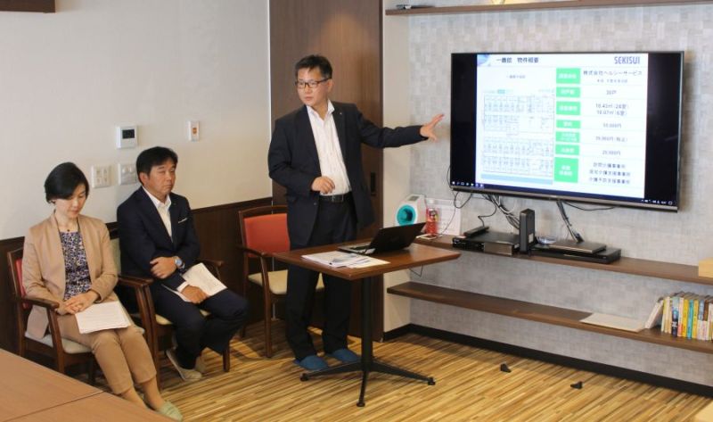 事業を説明した、右から吉野部長、高野社長、岸部長