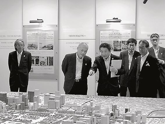 三菱地所の合場専務執行役員から説明を受ける舛添東京都知事。左は杉山博孝社長。一番右が木村惠司会長