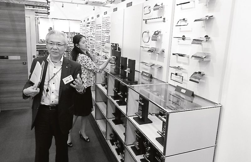 メーカー商品の説明を懇切に行う設計部門エンジニアリング事業部統括室長の江口均氏（手前）。奥は同設計部長の倉持美香氏