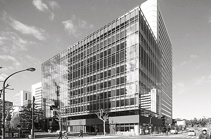 竣工したラティス青山スクエアの建物外観