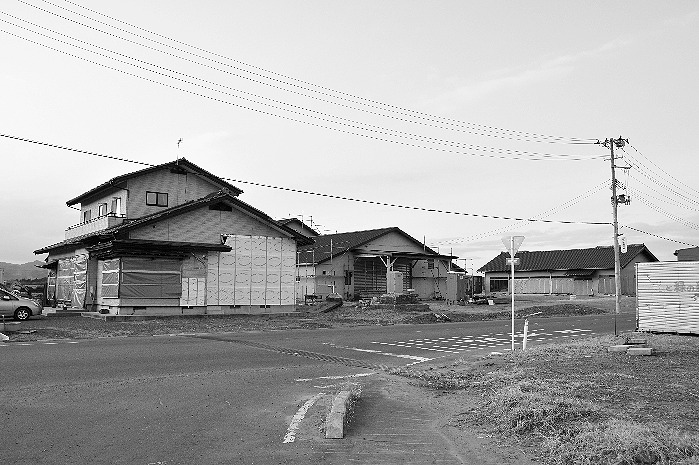壊れた家を再生させるか、取り壊すかは最終的には個人の判断。隣近所がいなくなっても家を再建させる住民もいる(南相馬市内)