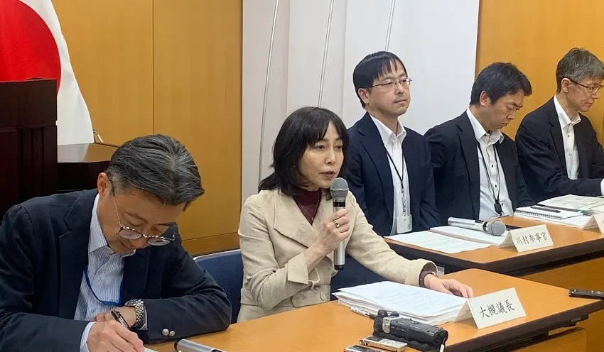 大槻奈那議長らが答申を説明した(6月1日、内閣府)