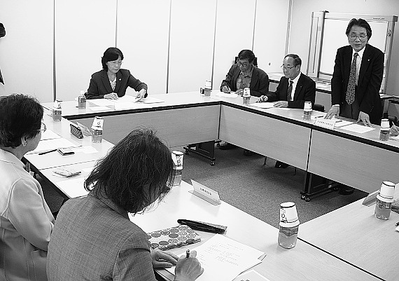 消費者団体の代表者らを前にあいさつする三井所会長(右)
