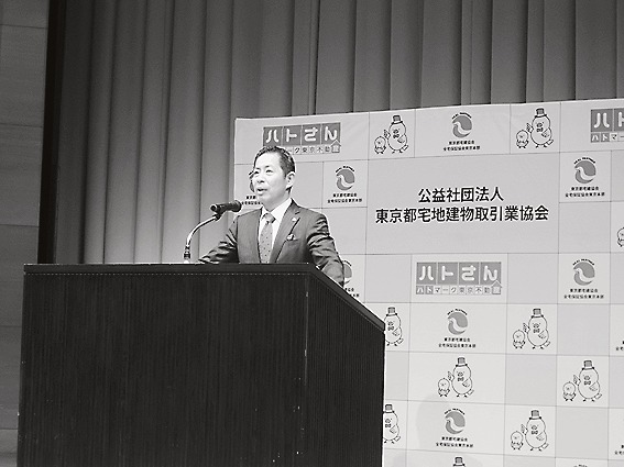 あいさつする浅野支部長