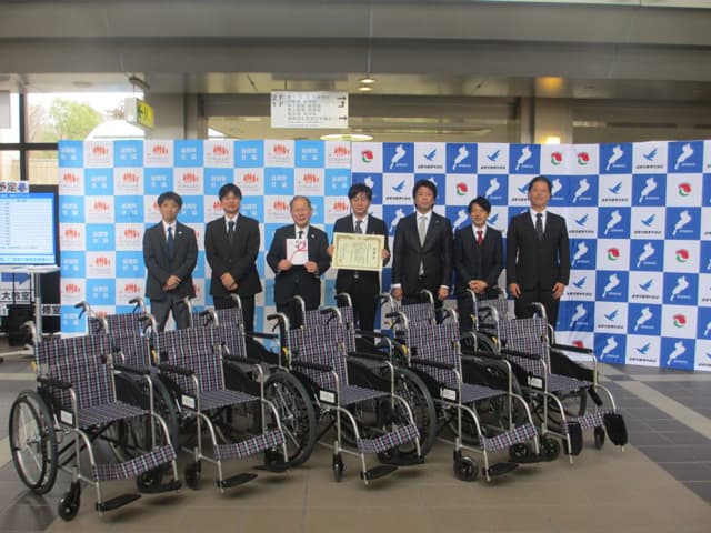 ビジネス交流会を開催万博での再会楽しみ 全日大阪本部 長寿社会福祉協議会に寄贈車いす10台、累計110台 滋賀宅建青年部会