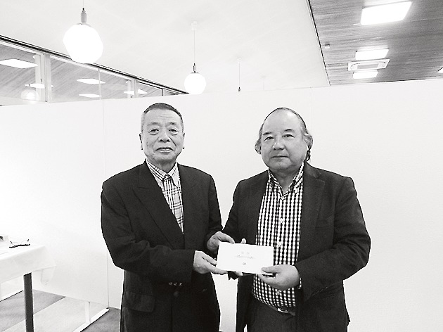 優勝の木暮氏(右)と富成昭英宅建港ゴルフ会会長