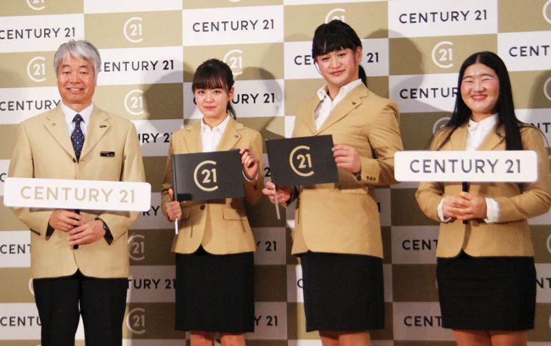 スタイリッシュな新ロゴをお披露目。(左から)長田社長、伊原さん、福島さん、よしこさん