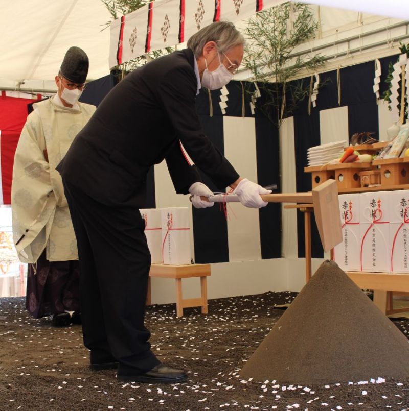 鍬入れを行う黒河内理事長