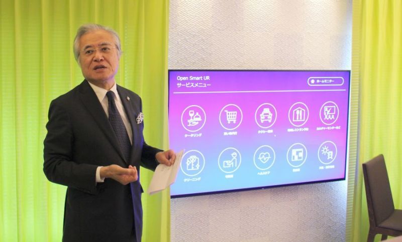 モデル住戸内で説明する坂村氏