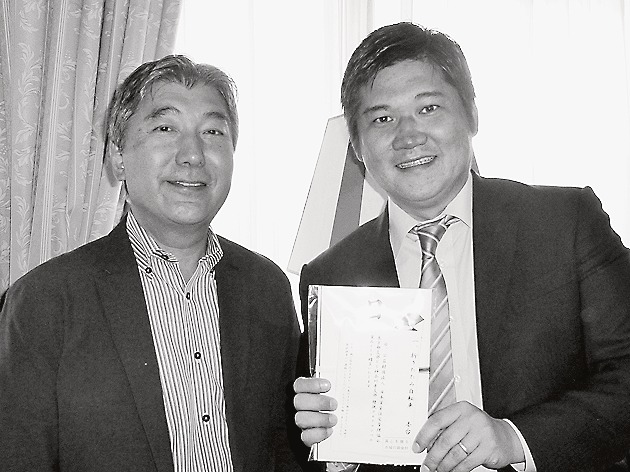 優勝した原氏(右)と小林正宣東京都副支部長(左)